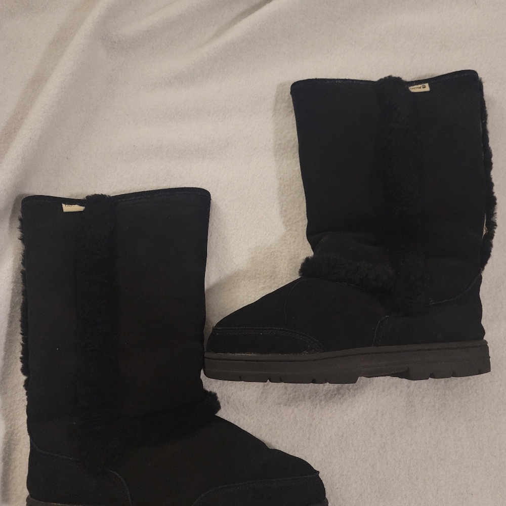 New in box Women's Black Bearpaw Boots Size 9 Wide Width.